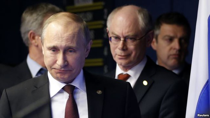 Tổng thống Nga Vladimir Putin (trái) và Chủ tịch Hội đồng châu Âu Herman Van Rompuy (theo sau) tại Brussels - Bỉ hồi tháng 1-2014. Ảnh: Reuters