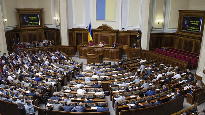 Thành viên Quốc hội Ukraine tham dự một phiên họp tại Kiev. Ảnh: Reuters