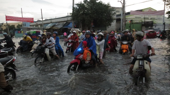 Ngập sâu ở ngã tư Tân Hóa - Đặng Nguyên Cẩn