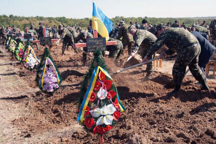 55 binh sĩ Ukraine không rõ danh tính lần đầu tiên được chôn cất sau khi thiệt mạng ở Zaporizhia, Đông Ukraine. Ảnh: Kyiv Post