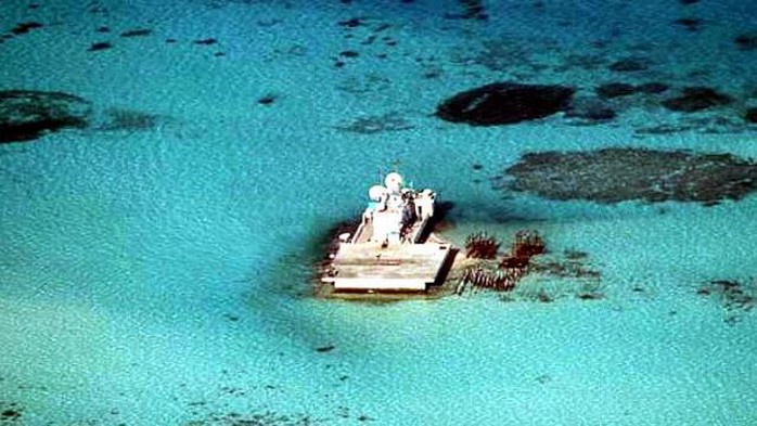 Tàu Trung Quốc từng vận chuyển sỏi và cát trên bãi Gạc Ma thuộc quần đảo Trường Sa. Ảnh: DFA