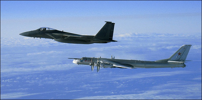 Chiến đấu cơ F-15C Eagle bay cạnh máy bay ném bom Tupolev Tu-95MS Bear của Nga. Ảnh: Wikipedia