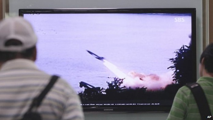 Một trong các vụ thử tên lửa của Triều Tiên phát trên kênh SBS của Hàn Quốc. Ảnh: AP