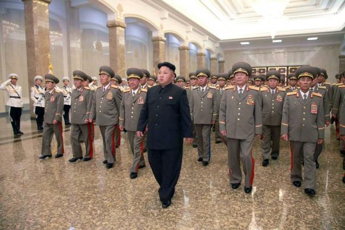 Kim Jong-un dẫn đầu các quan chức nhà nước và quân đội trong lễ tưởng niệm cố lãnh đạo Kim Nhật Thành hôm 8-7. Ảnh: Reuters