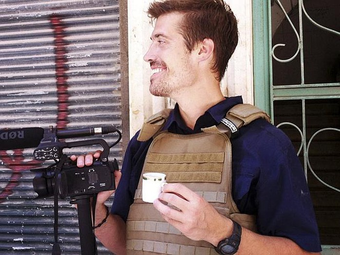 Nhà báo James Foley và phút nghỉ ngơi giữa vùng chiến sự hiếm hoi. Ảnh: AP