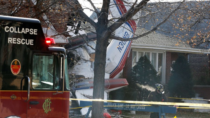 A small cargo plane is seen crashed into the side of a home in Chicago, November 18, 2014.(Reuters / Andrew Nelles)