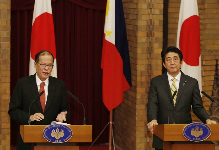 Tổng thống Philippines Benigno Aquino III (trái) và Thủ tướng Nhật Bản Shinzo Abe (phải) trong cuộc họp tại Tokyo hôm 24-6. Ảnh: AP