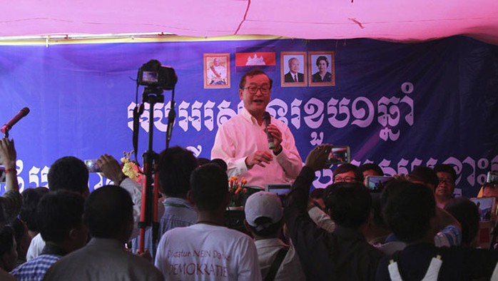 Ông Sam Rainsy đang đối mặt với cáo buộc pháp lý vì xúc phạm quốc vương Campuchia. Ảnh: Reuters