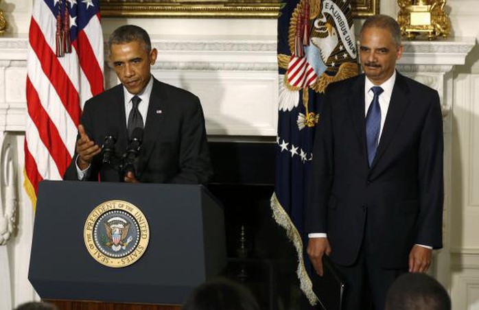 TT Obama (trái) công bố quyết định từ chức của ông Holder (phải) ngày 25-9 tại Nhà Trắng. Ảnh: Reuters