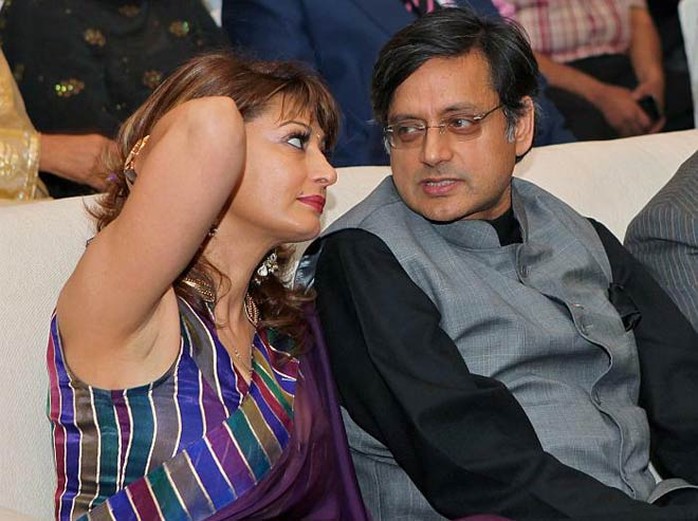 Vợ chồng Bộ trưởng Shashi Tharoor thời còn mặn nồng. Ảnh: India Today