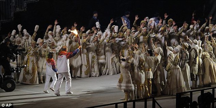 Nghị sĩ Irina Rodnina rước đuốc Olympic Sochi gây tranh cãi. Ảnh: AP