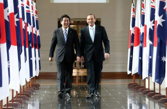 Thủ tướng Nhật Bản Shinzo Abe (trái) và người đồng cấp của Úc Tony Abbott. Ảnh: Reuters