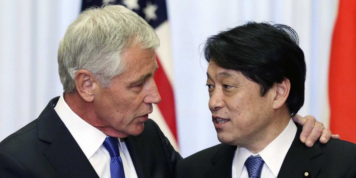 Bộ trưởng Quốc phòng Nhật Bản Itsunori Onodera (phải) và Bộ trưởng Quốc phòng Mỹ Chuck Hagel vừa gặp gỡ tại Lầu Năm Góc hôm 11-7. Ảnh: Reuters