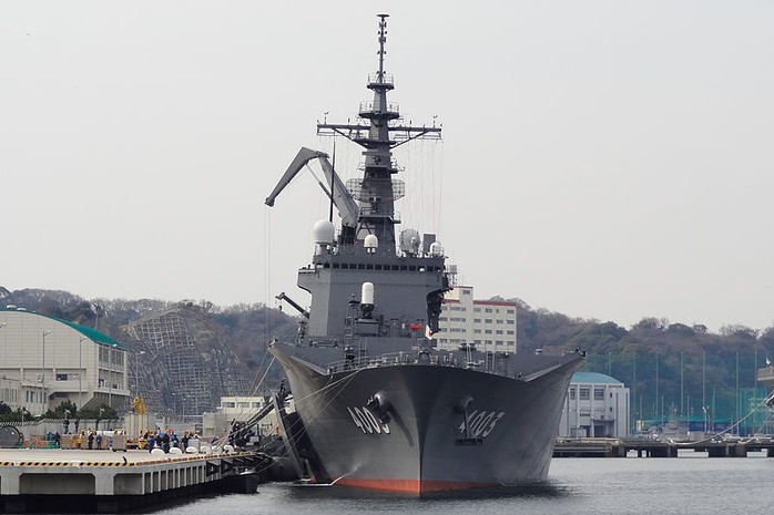 Tàu vận tải Kunisaki tại căn cứ Yokosuka. Ảnh: Wikimedia