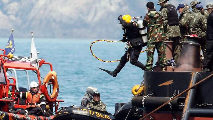 Một thợ lặn Hàn Quốc nhảy xuống biển tìm kiếm thi thể các nạn nhân trên tàu Sewol. Ảnh: AAP