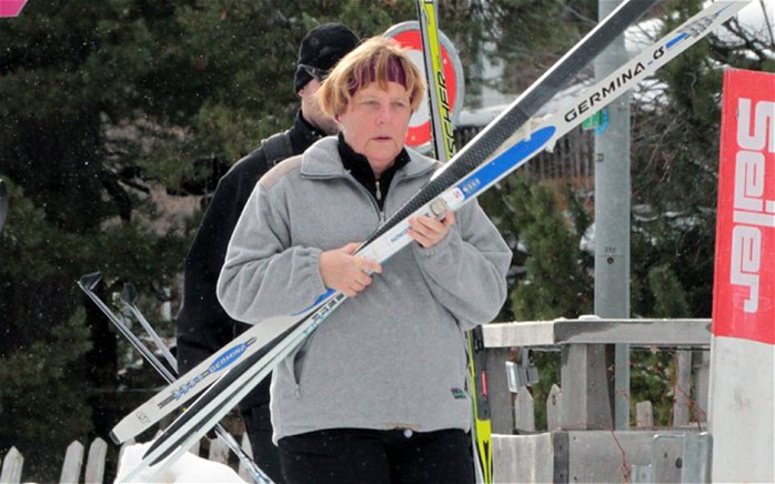 Thủ tướng Đức đi trượt tuyết trước lễ Giáng Sinh. Ảnh: Splash