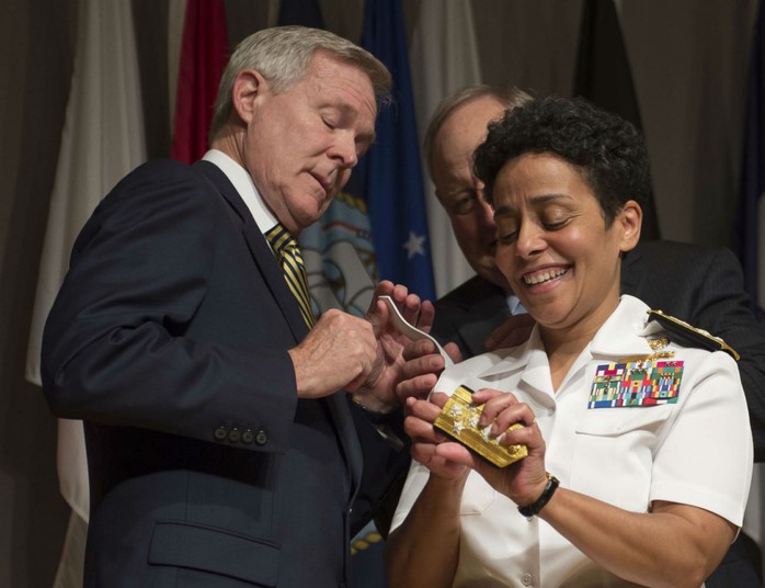 Bộ trưởng Hải quân Mỹ Ray Mabus (trái) đeo cấp hiệu 4 sao cho Đô Đốc Michelle Howard hôm 1-7. Ảnh: US Navy