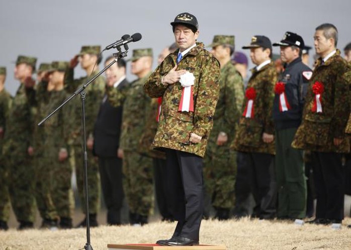 Bộ trưởng Quốc phòng Nhật Bản Itsunori Onodera trong một cuộc diễn tập của quân đội Nhật Bản. Ảnh: Reuters