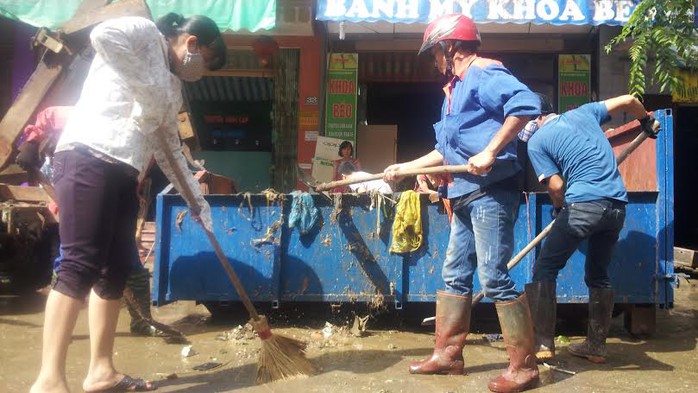 Khắp các ngả đường đầy rác và bùn đất