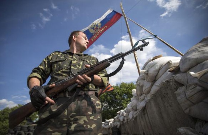 Một tay súng ly khai đứng gác ở thành phố  Luhansk - Đông Ukraine hôm 24-6. Ảnh: Reuters