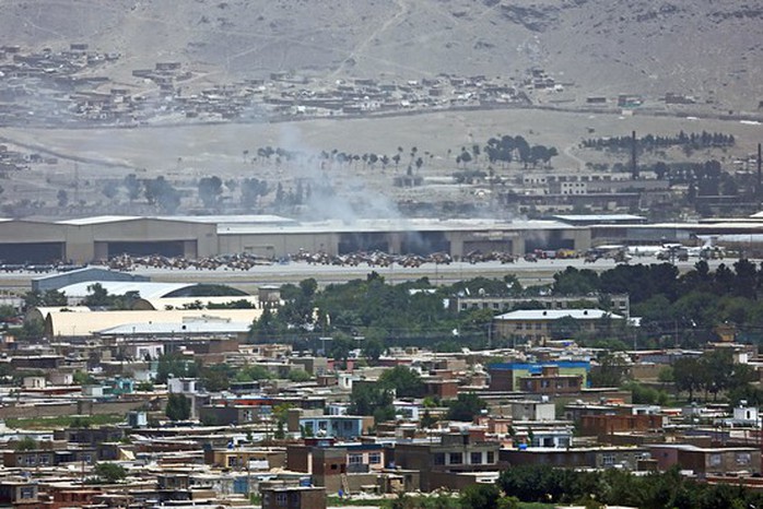 Khói bốc lên từ sân bay Kabul, sua khi Taliban phóng 2 quả rốc két vào địa điểm này hôm 3-7. Ảnh: AP