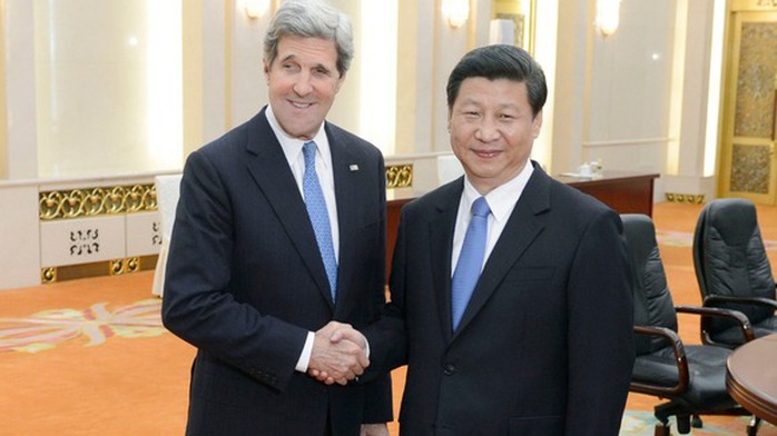 Chủ tịch Trung Quốc Tập Cận Bình (phải) và Ngoại trưởng Mỹ John Kerry (trái) đã gặp gỡ tại cuộc Đối thoại về Chiến lược và kinh tế ở Bắc Kinh hôm 9-7. Ảnh: Reuters