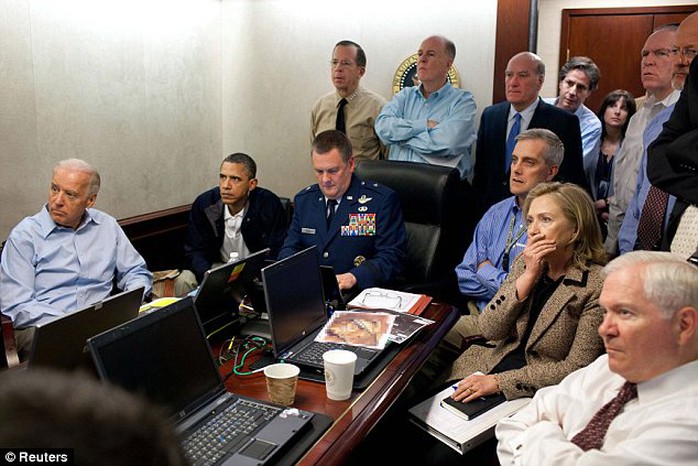 Tổng thống Barack Obama và các quan chức cấp cao Nhà Trắng theo dõi cuộc tập kích Bin Laden của Hải quân SEAL. Ảnh: Reuters