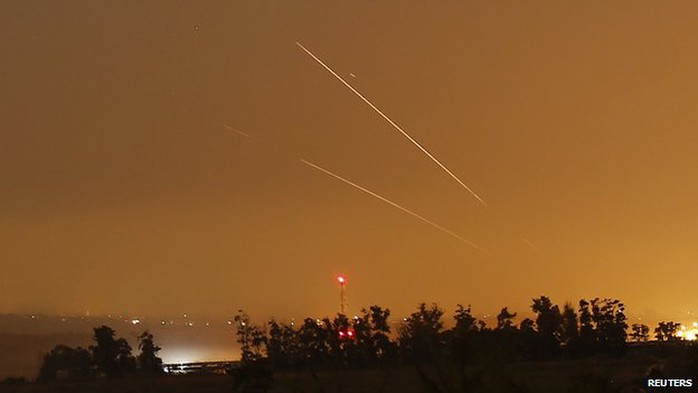 Vệt sáng trên bầu trời tối ngày 13-8 mà Israel cho rằng là đợt bắn rốc két mới từ Gaza. Ảnh: Reuters