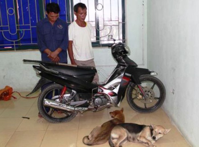 Hai đối tượng trộm chó và tang vật bị Cảnh sát thu giữ