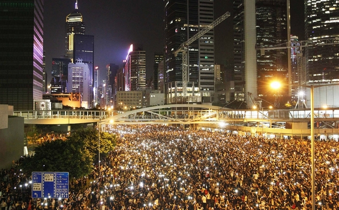 Hàng chục ngàn người biểu tình lại tập hợp để chuẩn bị đối đầu với cảnh sát qua đêm 29-9. Ảnh: SCMP