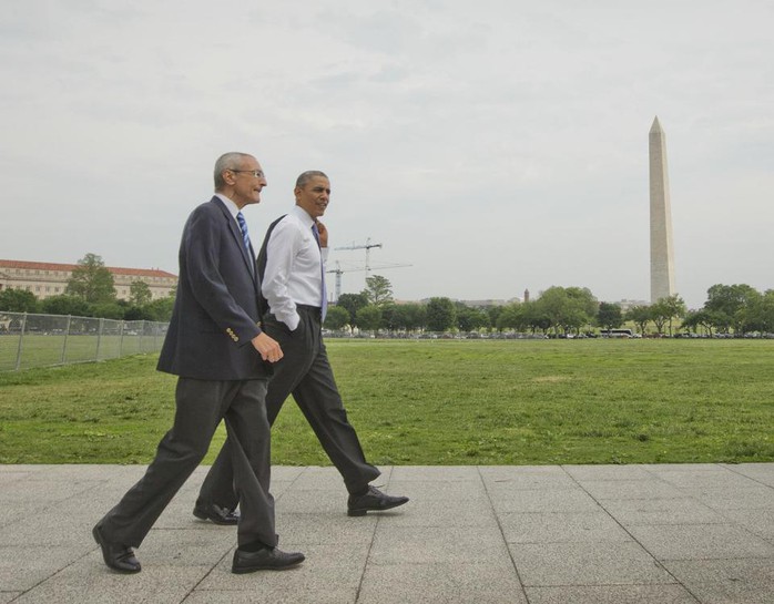 Ông Obama và cố vấn John Podesta tản bộ trên bãi cỏ hôm 21-5. Ảnh: AP