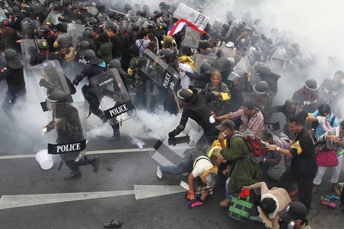 Xung đột giữa cảnh sát và người biểu tình ở thủ đô Bangkok vẫn tiếp diễn. Ảnh: Reuters