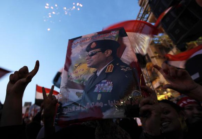 Người dân Ai Cập tụ tập tại quảng trường Tahrir để ăn mừng chiến thắng của cựu tư lệnh quân đội  Abdel Fattah al-Sisi trong cuộc bầu cử tổng thống ở Cairo, ngày 3-6-2014. Ảnh: Reuters