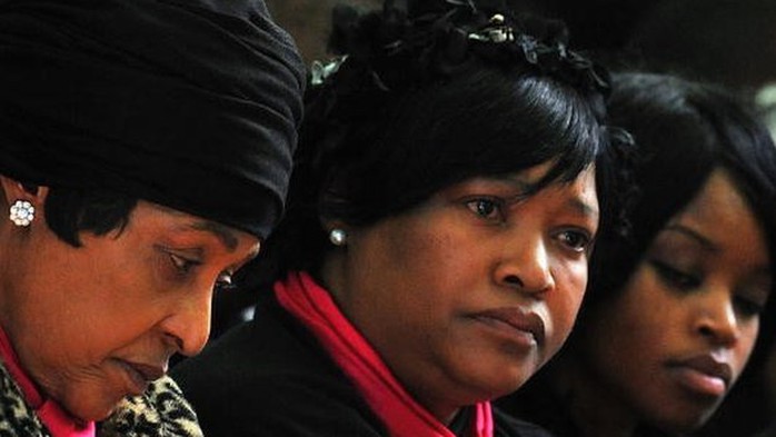 Zinzi Mandela (giữa), con gái của bà Winnie Madikizela (trái) và ông Mandela. Ảnh: BBC