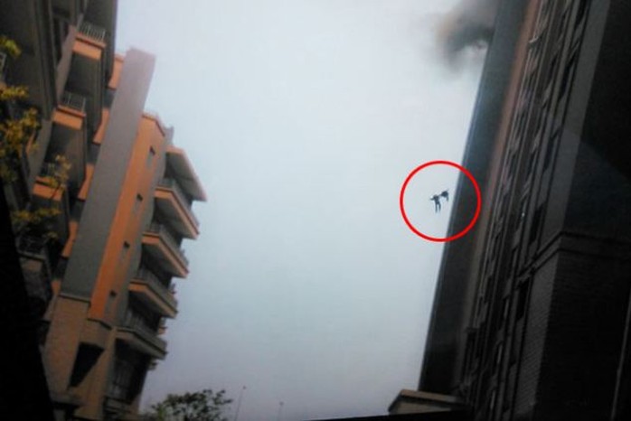 Hai nhân viên cứu hỏa rơi xuống đất từ tầng 13 và thiệt mạng. Ảnh: Daily Mail
