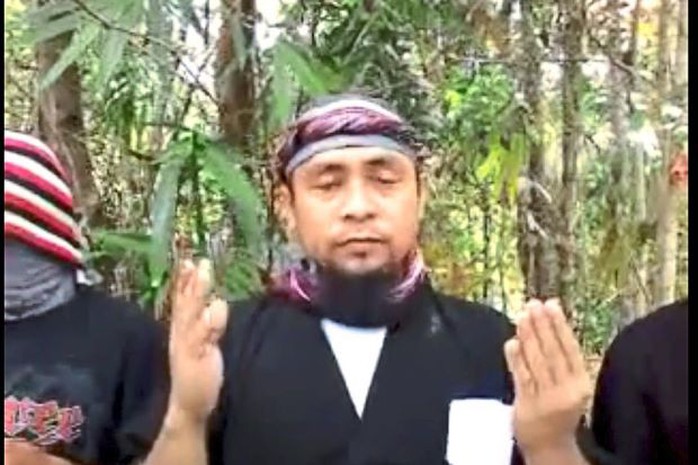 Isnilon Hapilon tuyên thệ trung thành với IS trong đoạn video. Ảnh: AP