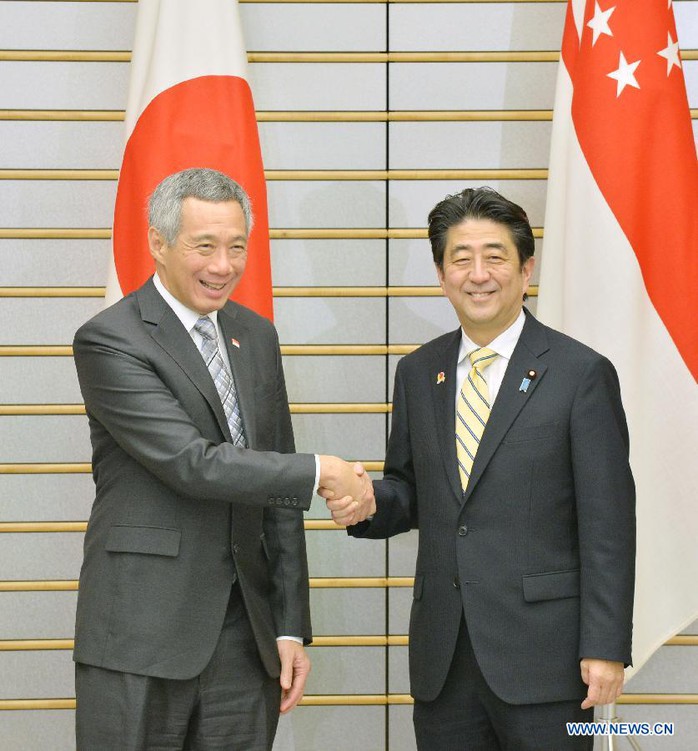 Thủ tướng Singapore Lý Hiển Long (trái) hoan nghênh ý định hợp tác an ninh đối với ASEAN của Thủ tướng Nhật Bản Shinzo Abe (phải). Ảnh: News.cn