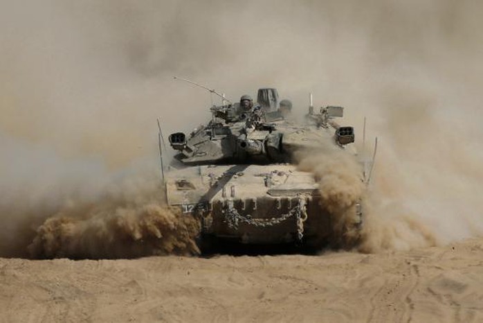 Xe tăng Israel bị cáo buộc pháo kích vào Gaza 2 giờ sau khi thỏa thuận ngừng bắn có hiệu lực. Ảnh: Reuters