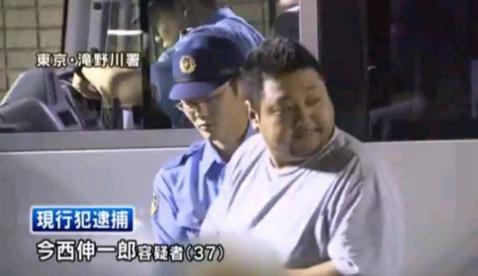 Shinichiro Imanishi bị áp giải về đồn cảnh sát sau khi ăn hết tô mì. Ảnh: Want Times