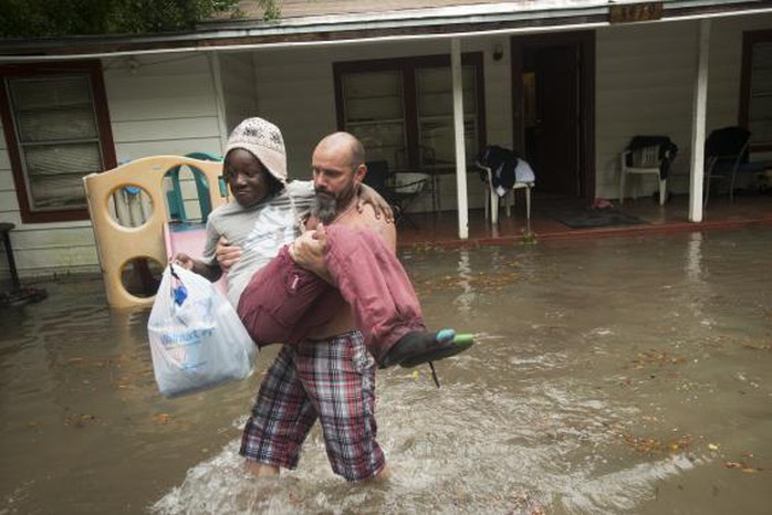 Hàng ngàn hộ gia đình phải sơ tán khẩn cấp đến nơi trú ẩn tạm thời. Ảnh: Reuters