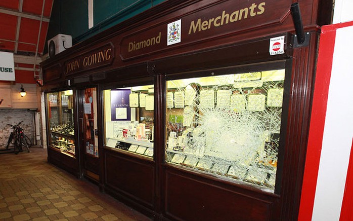 Cửa hàng nữ trang John Gowing Jewellers bị đập vỡ kính hôm 30-3-2013. Ảnh: INS