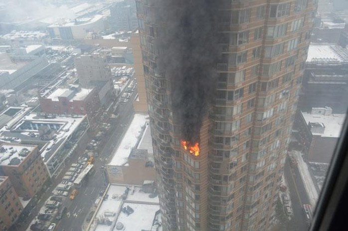 Cháy lớn ở tòa cao ốc 41 tầng tại trung tâm thành phố New York. Ảnh: New York Daily News