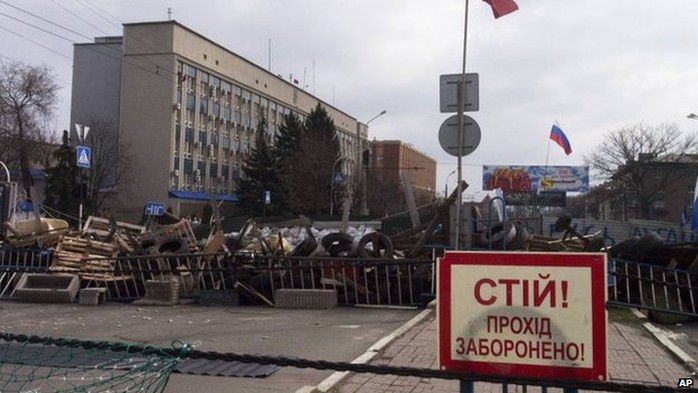 Barricades outside the Ukrainian security service in Luhansk on 9 April 2014