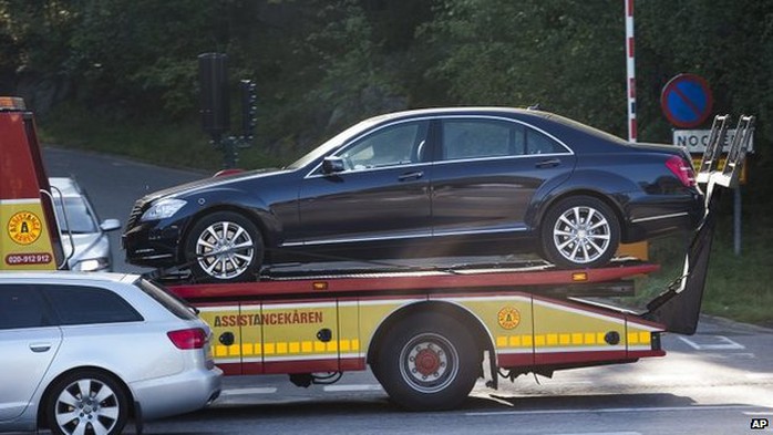The vehicle involved in an accident involving Swedens King Carl XVI Gustaf is towed away from the scene in Stockholm, Sweden, 17 September 2014