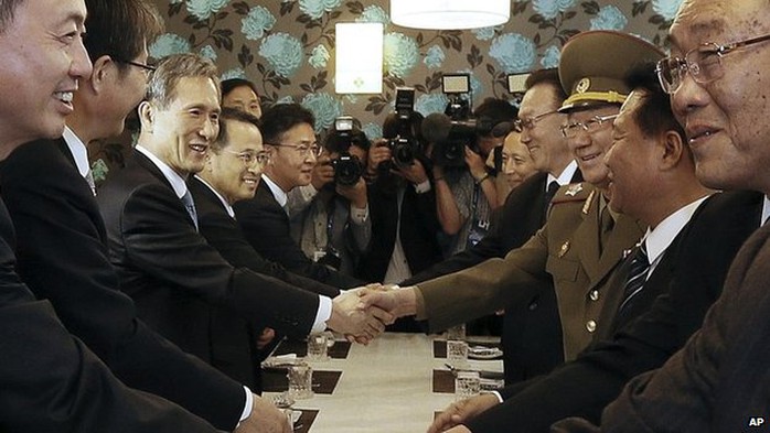 North Koreas delegation shakes hands with their South Korean counterparts after a meeting in Incheon, South Korea - 4 October 2014