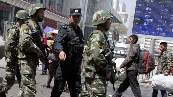 Chinese paramilitary policemen Xinjiang (May 2014)
