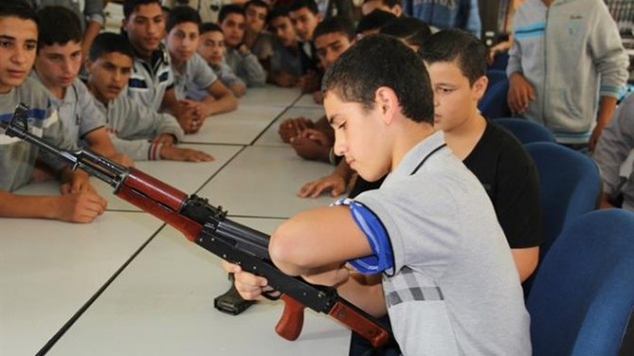 Học viên tháo lắp AK-47 tại trại đào tạo bán quân sự của Hamas. Ảnh: Website Bộ Nội vụ Hamas