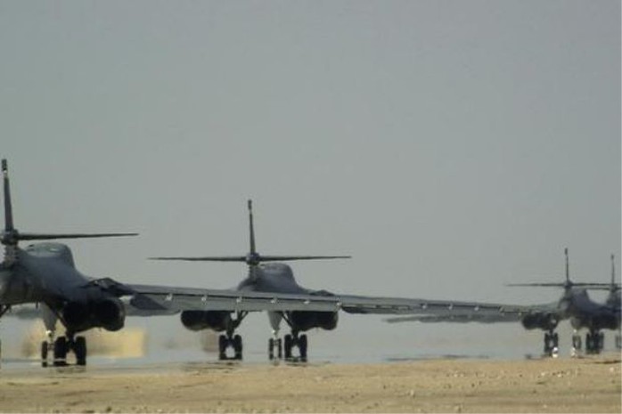 4 máy bay ném bom B-1B của Mỹ chuẩn bị cất cánh làm nhiệm vụ. Ảnh: Reuters