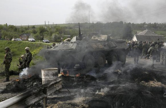 Quân đội và xe bọc thép Nga hiện diện tại miền Đông Ukraine hôm 2-5. Ảnh: Reuters