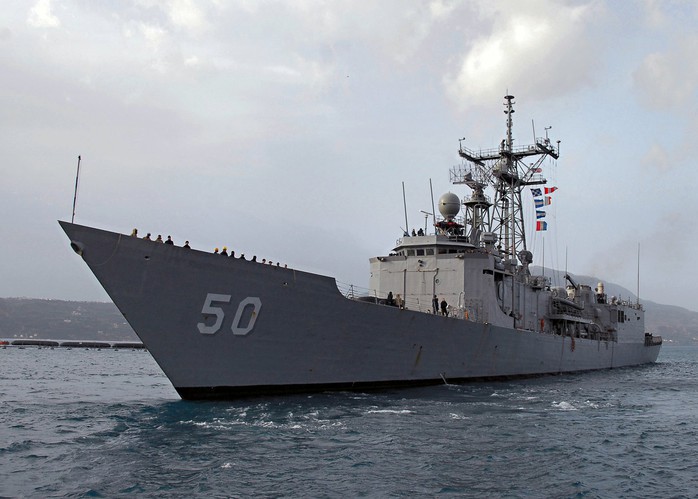 Tàu khu trục tên lửa U.S.S. Taylor của Hải quân Mỹ đang mắc cạn trên Biển Đen. Ảnh: Navsource